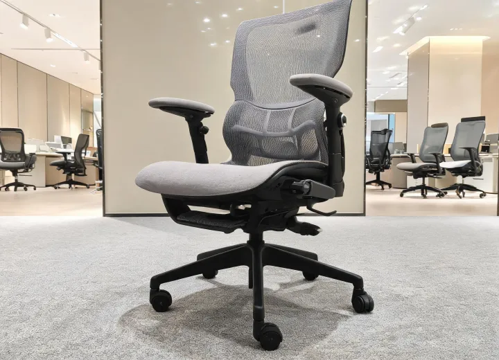 Ergonomic mesh task chair